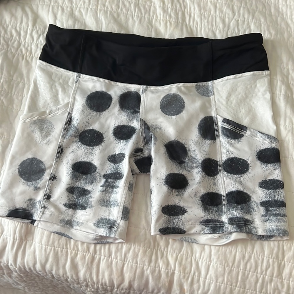 Lululemon Run Short Silicone Dots Luxtreme Pocket Short white black